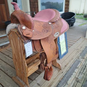 Shop this 16" California Saddle Co Barrel Saddle. Features a deep secure seat and roughout leather for ultimate grip. Perfect for speed and tight turns!