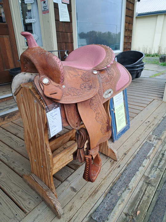 Shop this 16" California Saddle Co Barrel Saddle. Features a deep secure seat and roughout leather for ultimate grip. Perfect for speed and tight turns!