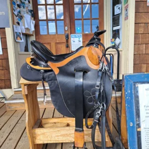 Premium 15" Ortho-Flex Australian Saddle. Flexible tree for horse comfort and deep seat for rider security. Ideal for trail and endurance.Used 15 inch Ortho-Flex Australian Outrider