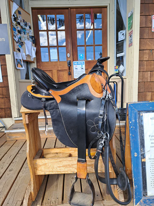 Premium 15" Ortho-Flex Australian Saddle. Flexible tree for horse comfort and deep seat for rider security. Ideal for trail and endurance.Used 15 inch Ortho-Flex Australian Outrider